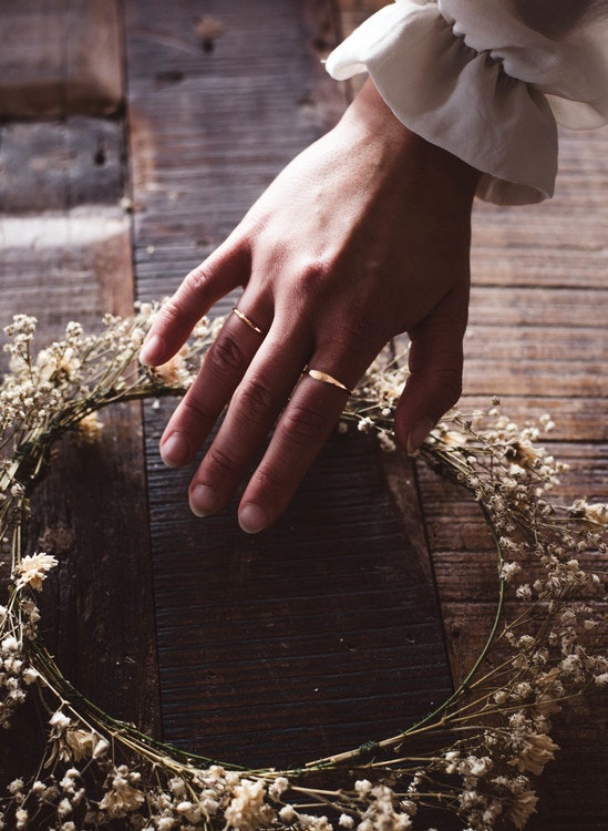 ''Gnistra'' Hammered gold ring