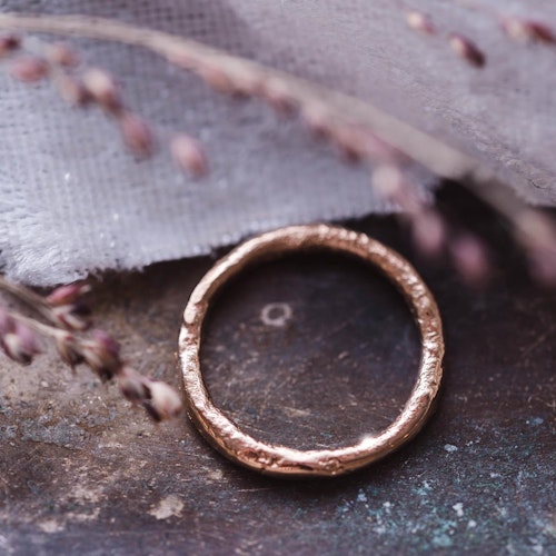 ''Vintergatan'' Sandcasted gold ring