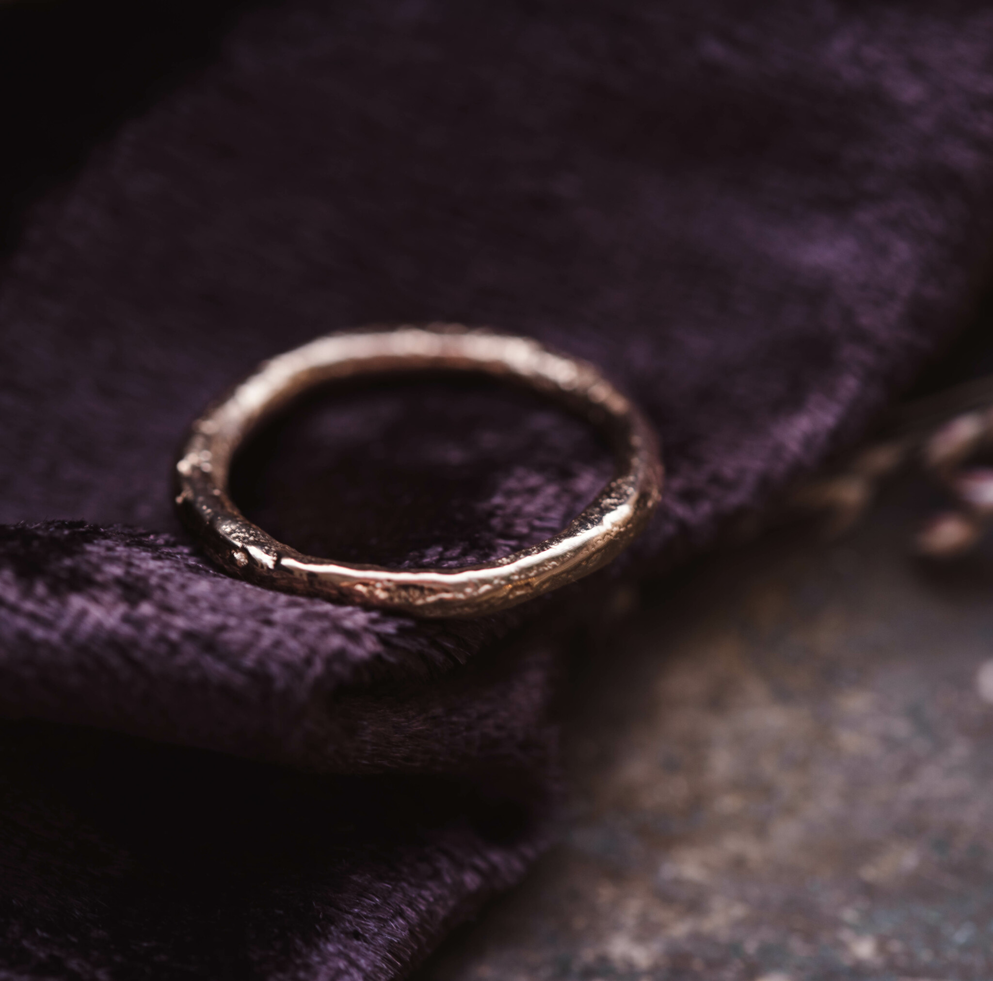 ''Vintergatan'' Sandcasted gold ring