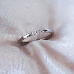 ''Vittra'' White gold ring with diamonds