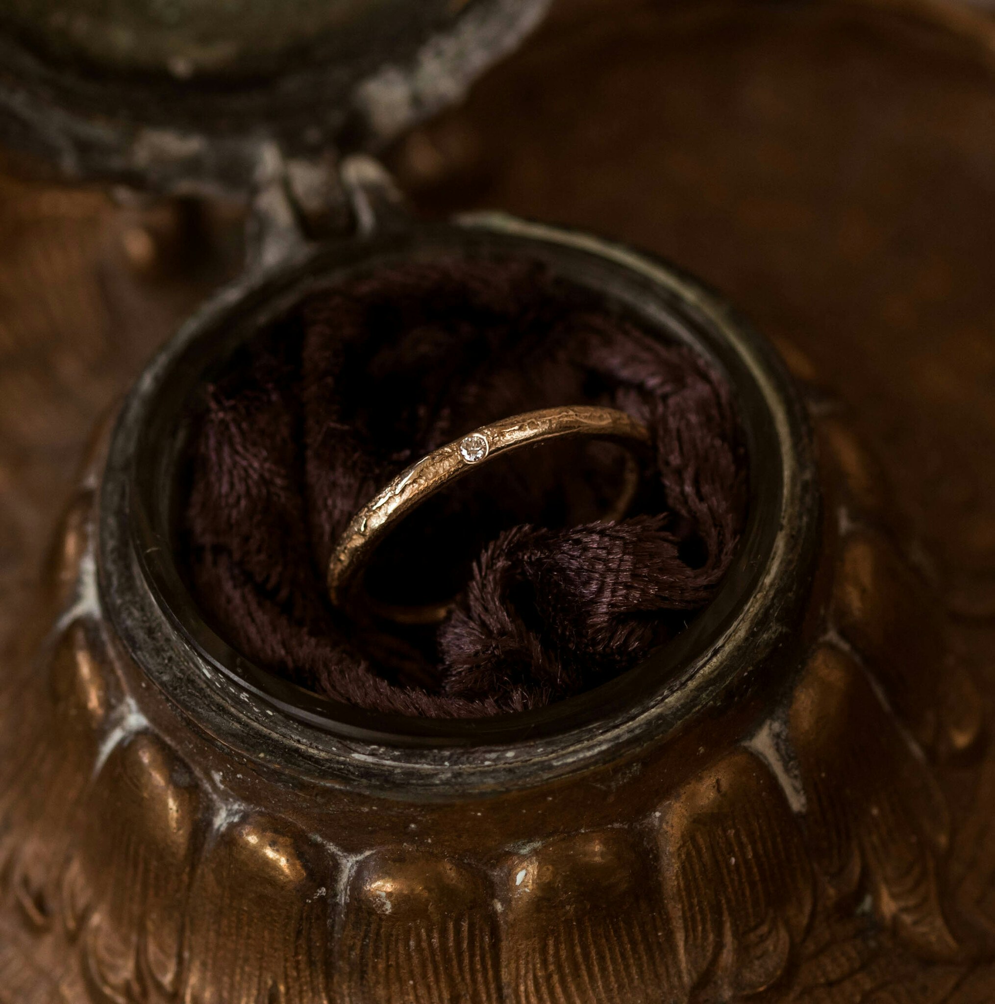 ''Midnattsstjärna'' Sandcasted 18k Gold Ring With Diamond