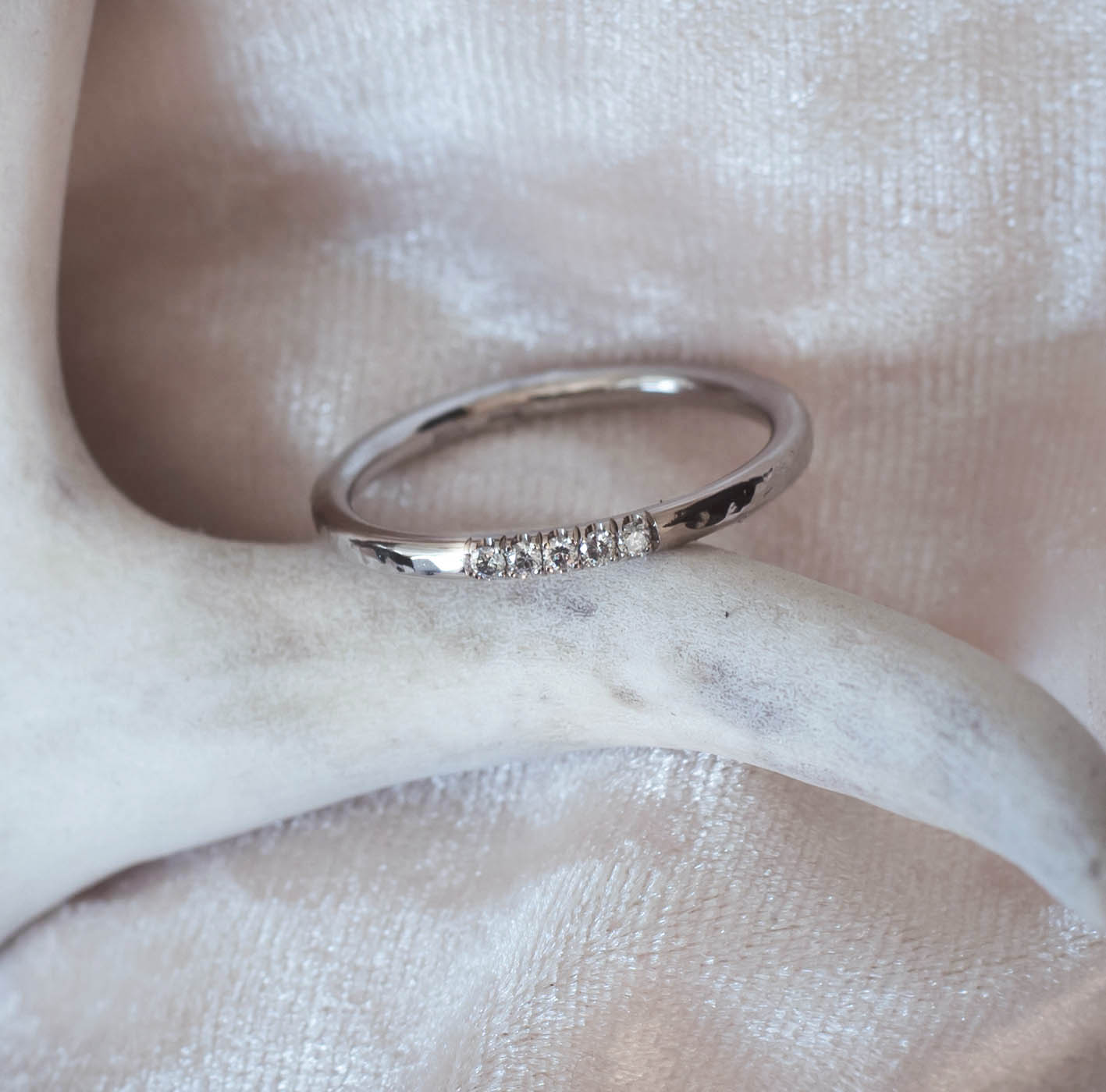 ''Vittra'' White gold ring with diamonds