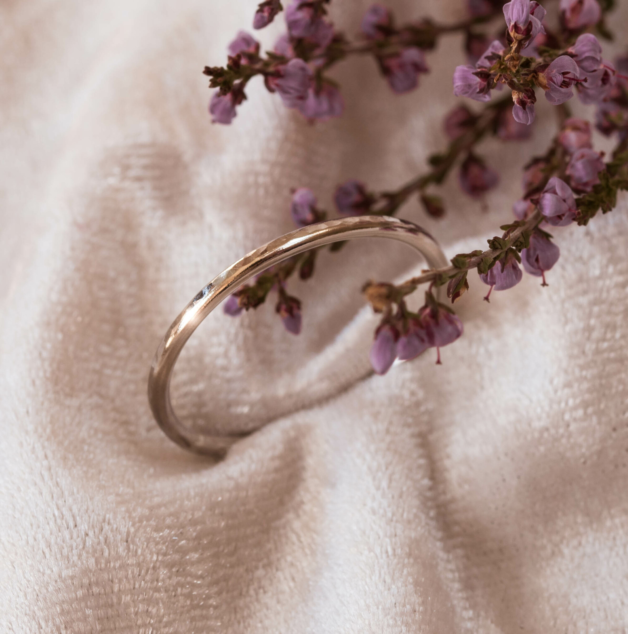 ''Gnistra'' Hammered white gold ring