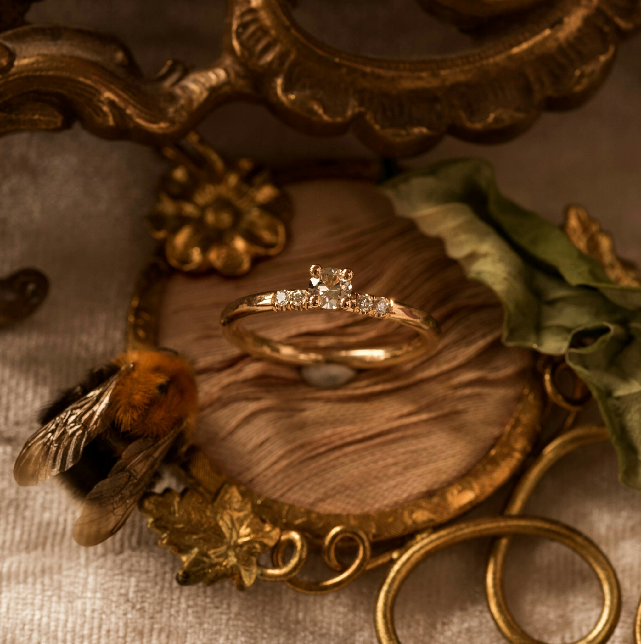 ''Myrguld'' Ring 18k Rött Guld Vit Safir & Diamanter