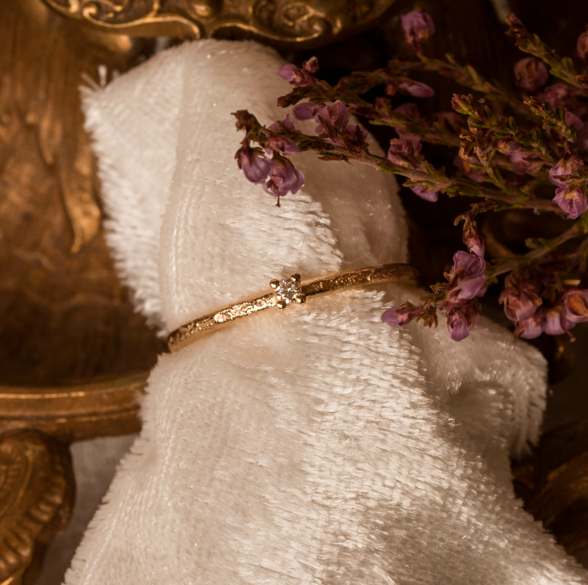 ''Skogsstjärna'' Gold ring with a white tw/vs diamond