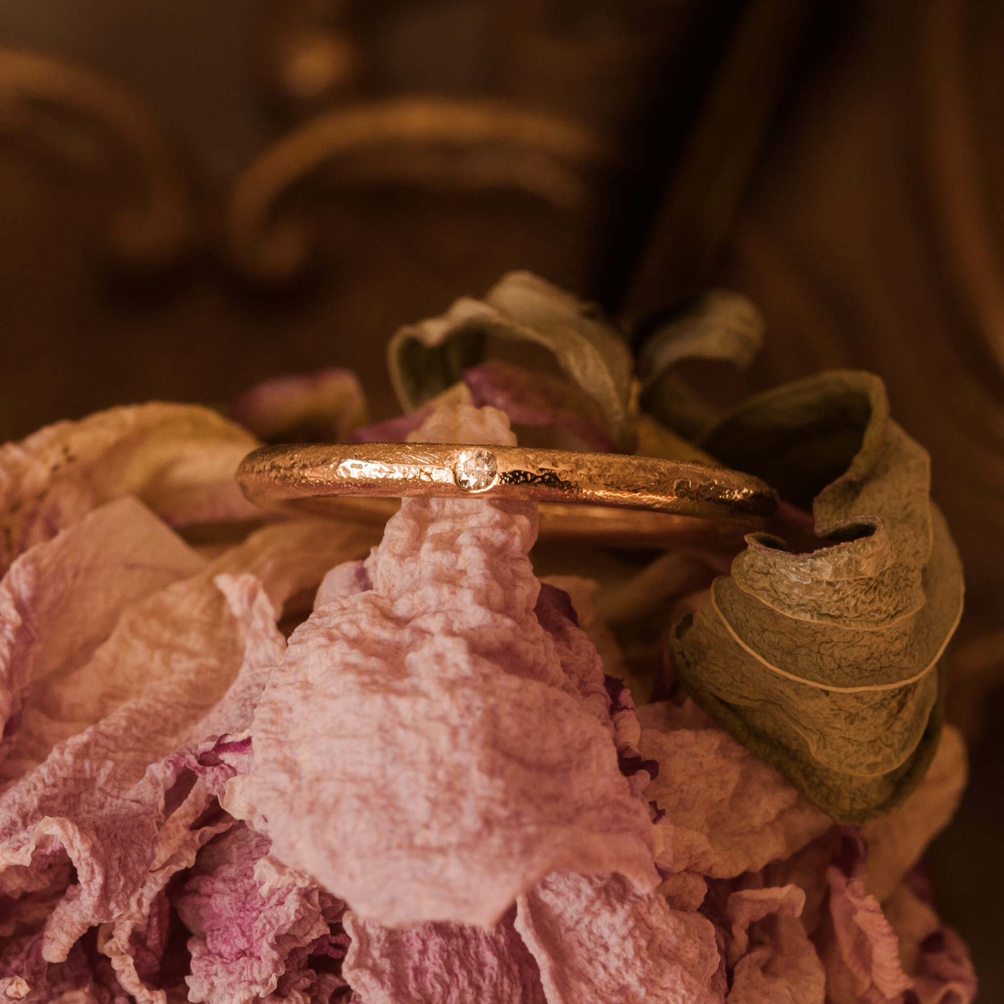 ''Midnattsstjärna'' Sandcasted gold ring with tw/vs diamond