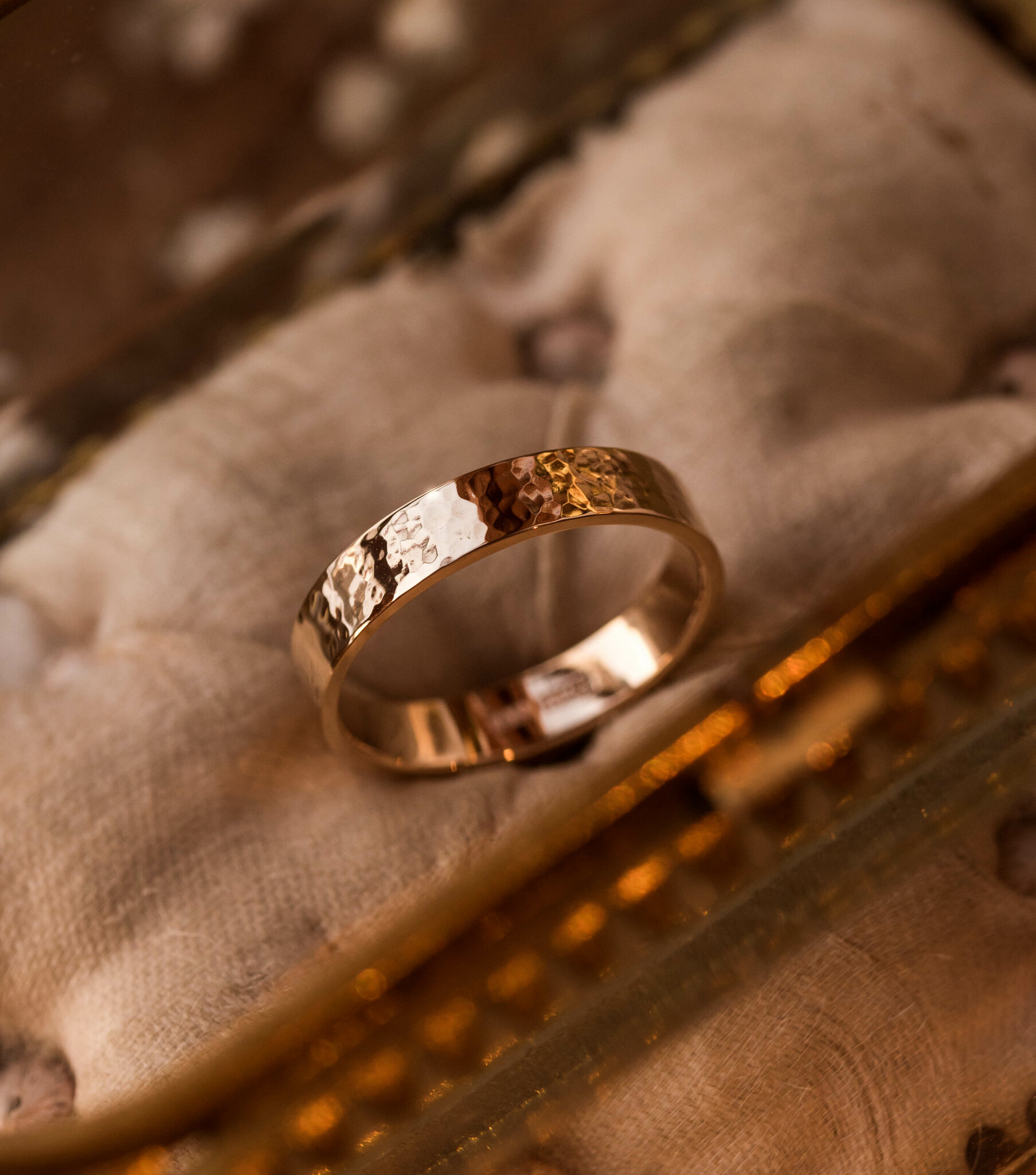 ''Tjära'' Hammered gold ring