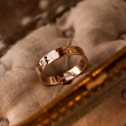 ''Tjära'' Hammered gold ring