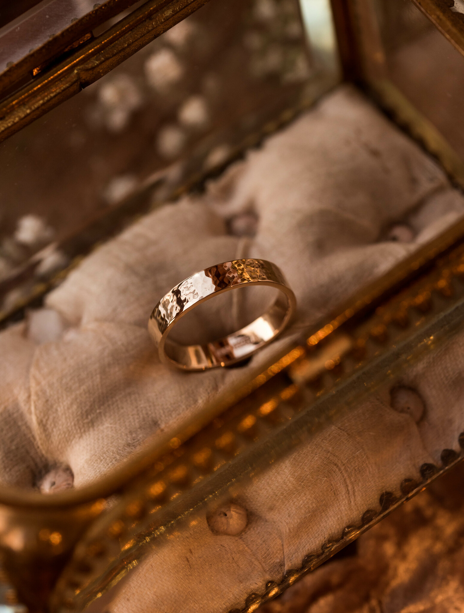 ''Tjära'' Hammered gold ring