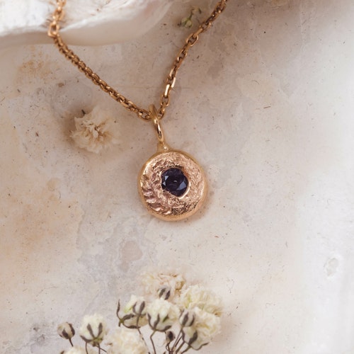 Engraved 18k Gold Pendant With Blue Sapphire