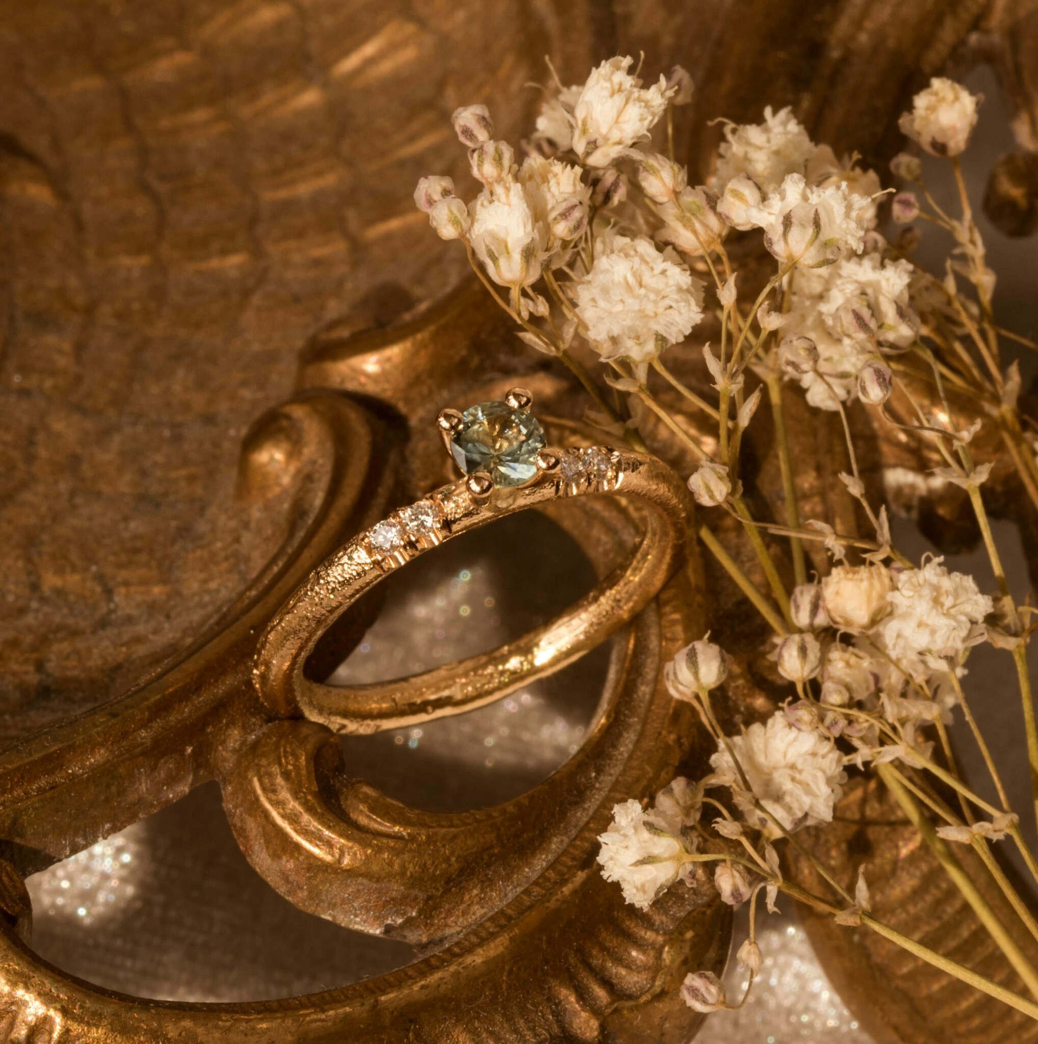 ''Skog'' Vigselring/Förlovningsring 18k Rödguld Safir & Diamanter