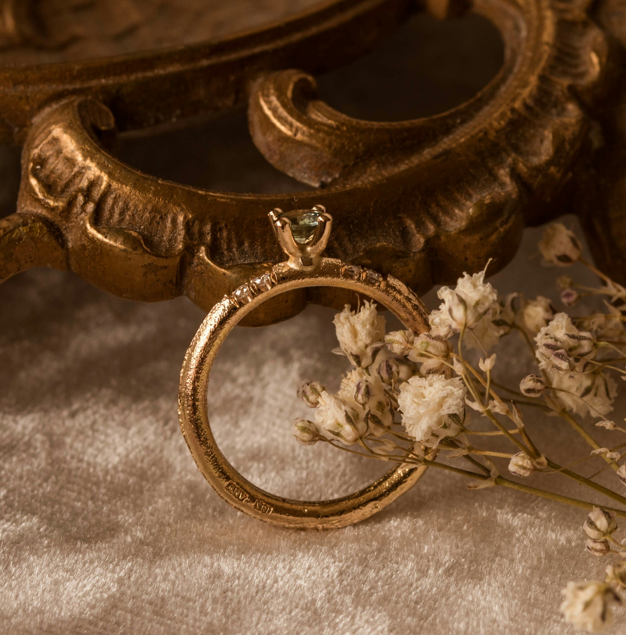 ''Skog'' Vigselring/Förlovningsring 18k Rödguld Safir & Diamanter