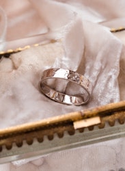 ''Tjära'' Hammred 18k White Gold Ring