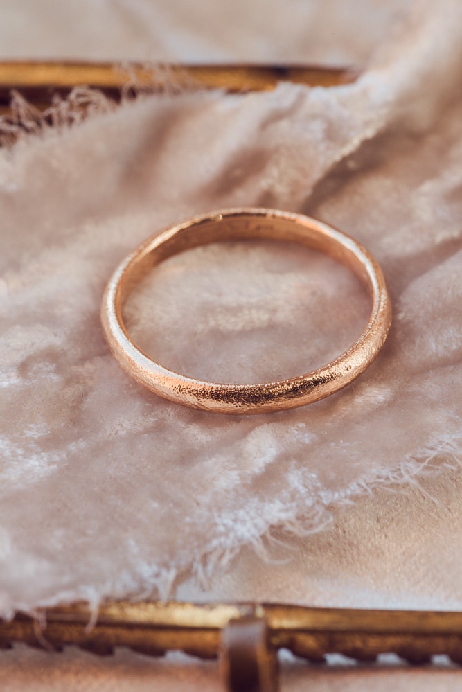 ''Vala'' Sandgjuten Ring 18k Rödguld