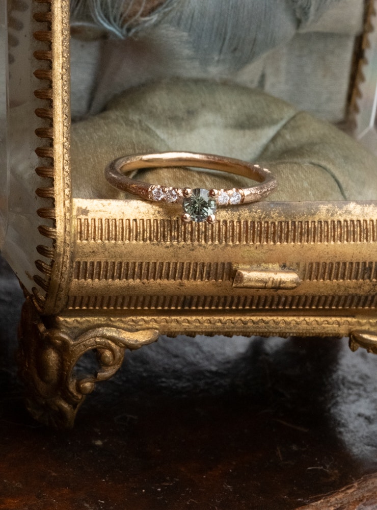 ''Skog'' Vigselring/Förlovningsring 18k Rödguld Safir & Diamanter