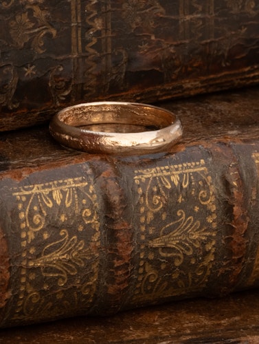 ''Vala'' Sandgjuten Ring 18k Rödguld
