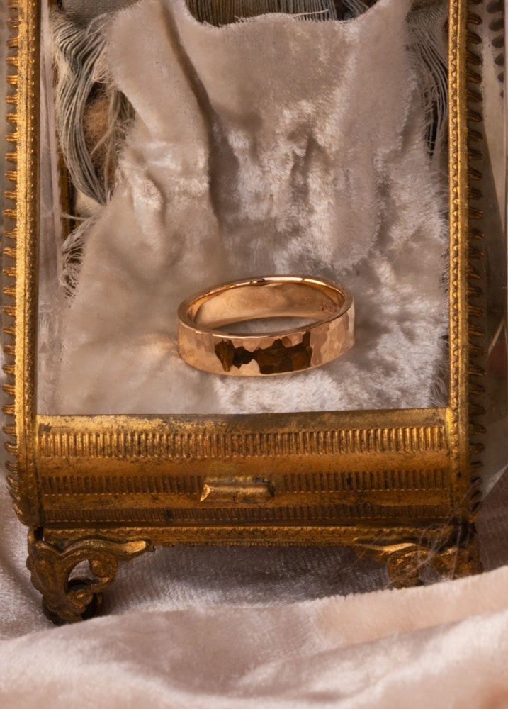 ''Tjära'' Hamrad Ring 18k Rödguld