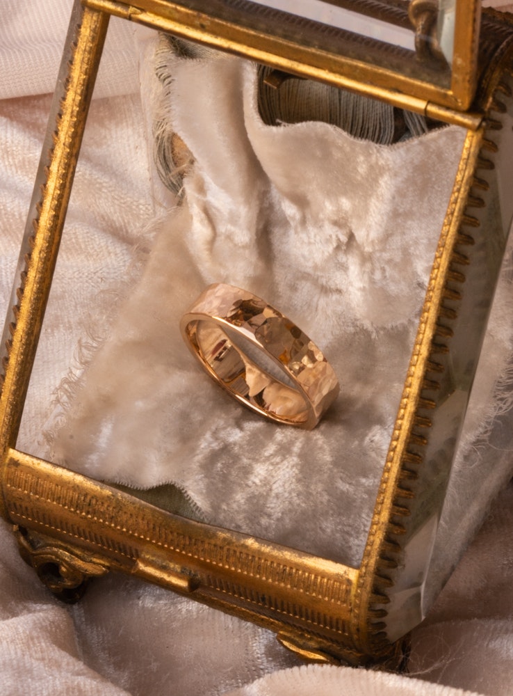 ''Tjära'' Hamrad Ring 18k Rödguld