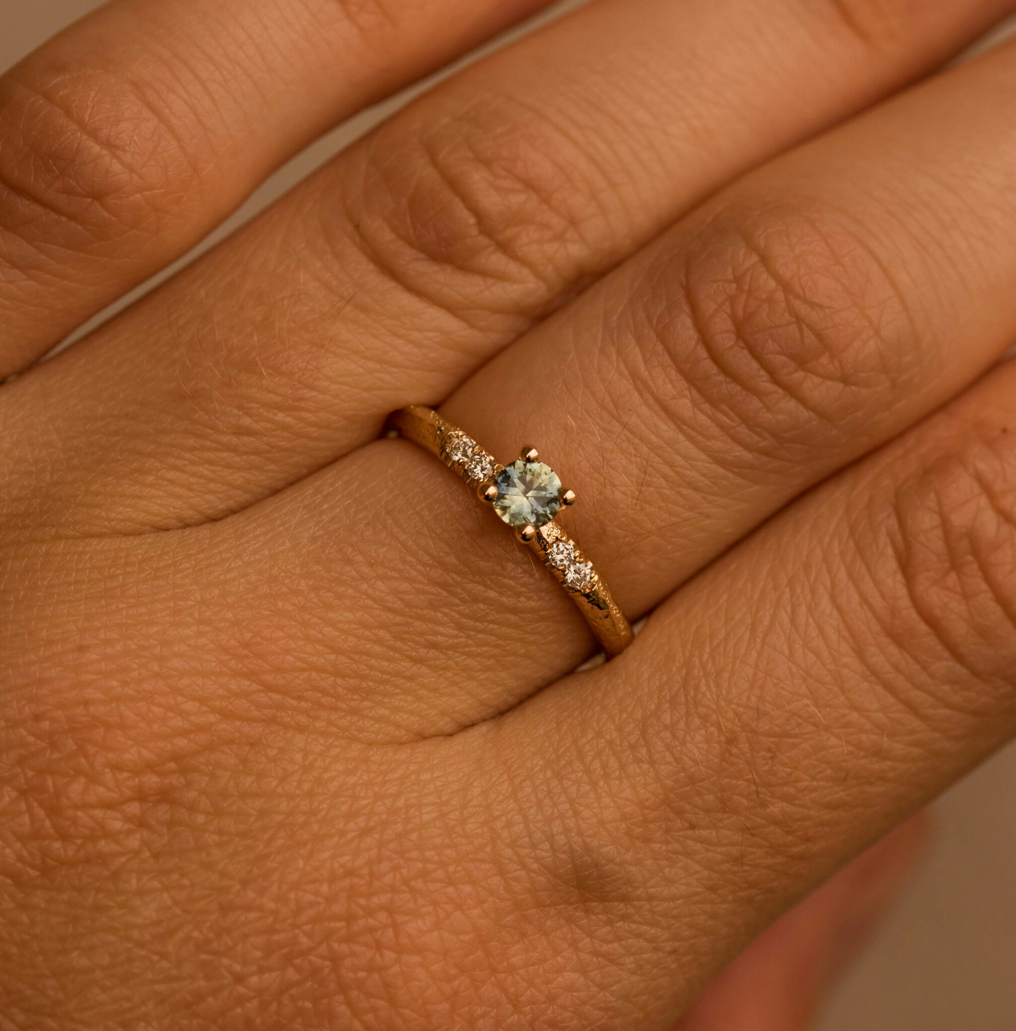 ''Skog'' Vigselring/Förlovningsring 18k Rödguld Safir & Diamanter