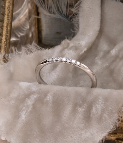''Vittra'' Ring 18k Vitguld Med Grå Diamanter