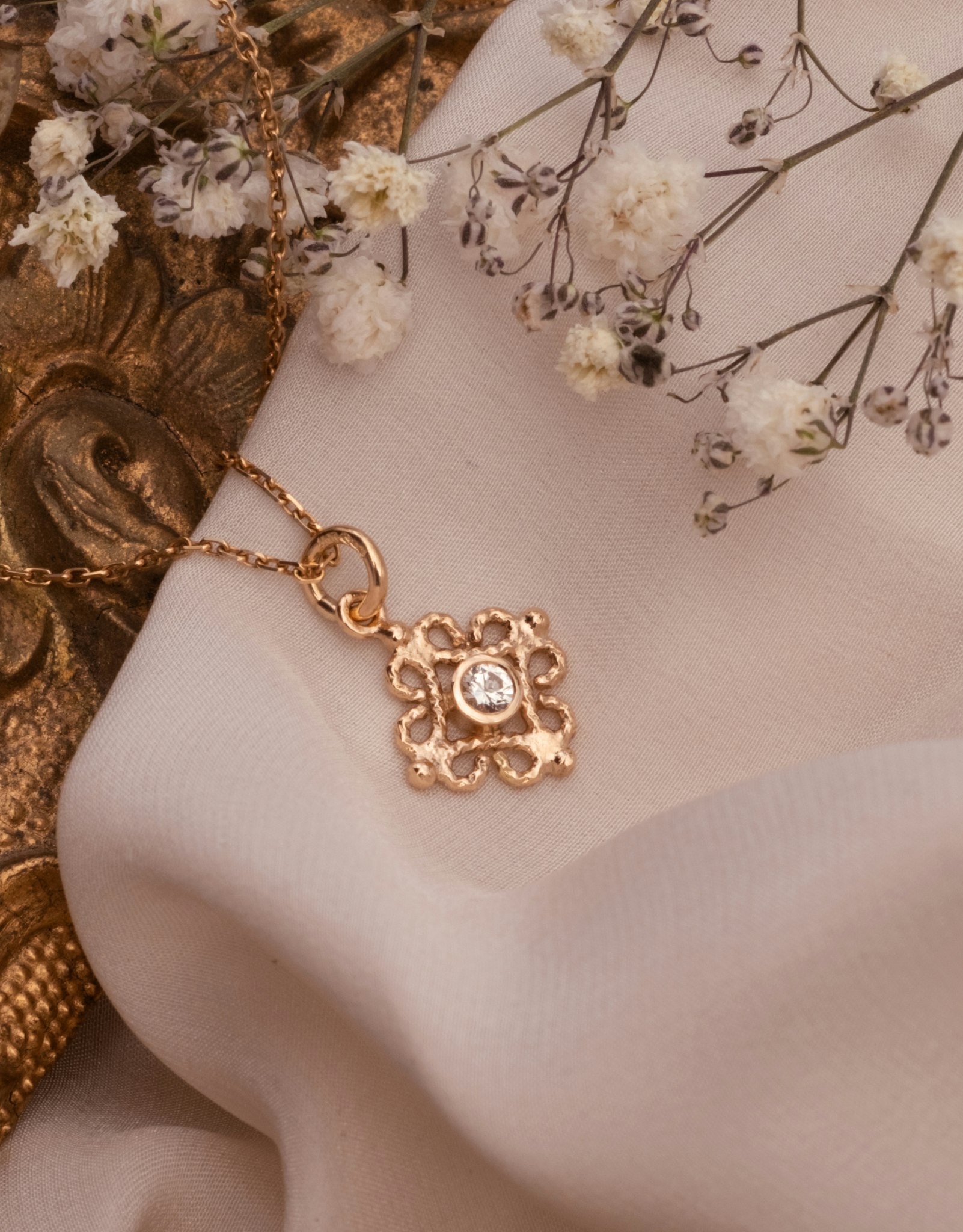 ”Fri” 18k Redgold Pendant White Sapphire