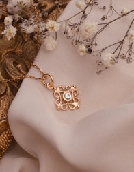 ”Fri” 18k Redgold Pendant White Sapphire