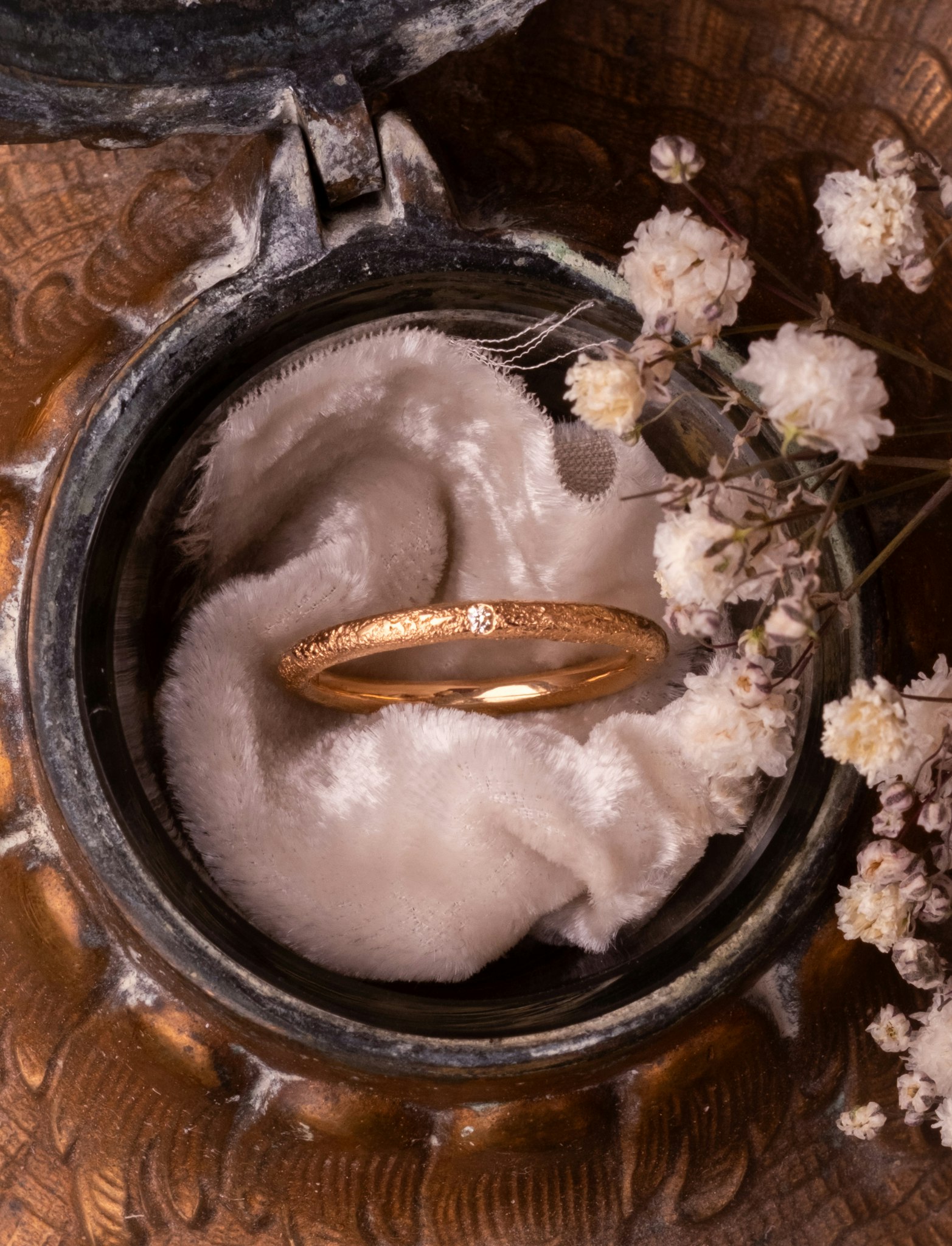 ''Midnattsstjärna'' Sandcasted 18k Gold Ring With Diamond