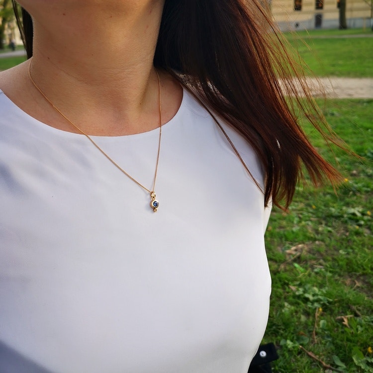 Handmade pendant 18k gold sapphire diamond fine jewelry handgjorda hängsmycke guld safir diamant