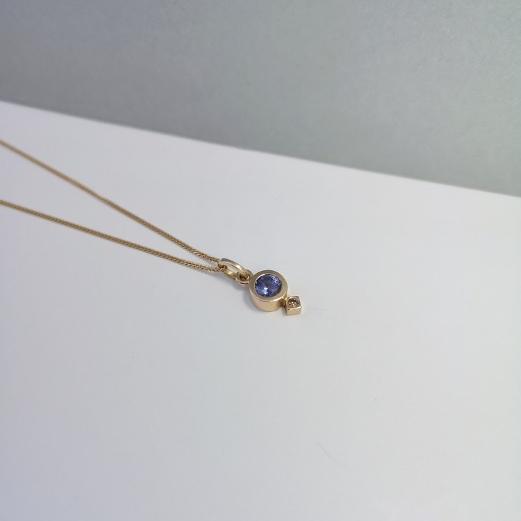 Handmade pendant 18k gold sapphire diamond fine jewelry handgjorda hängsmycke guld safir diamant