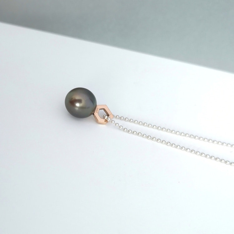 Handmade geometric pendant necklace 18k gold Tahitian pearl handgjorda hängsmycke halsband guld pärla