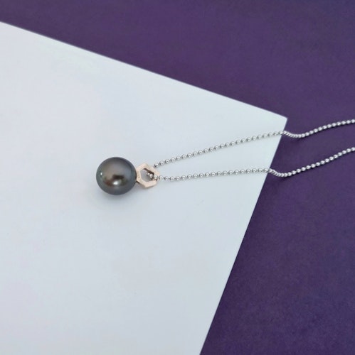 Geo Pendant in 18k Gold with Bronze Tahitian Pearl