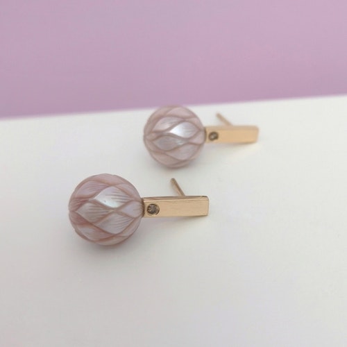 Novus Earrings in 18k Gold with Pearl and Diamond