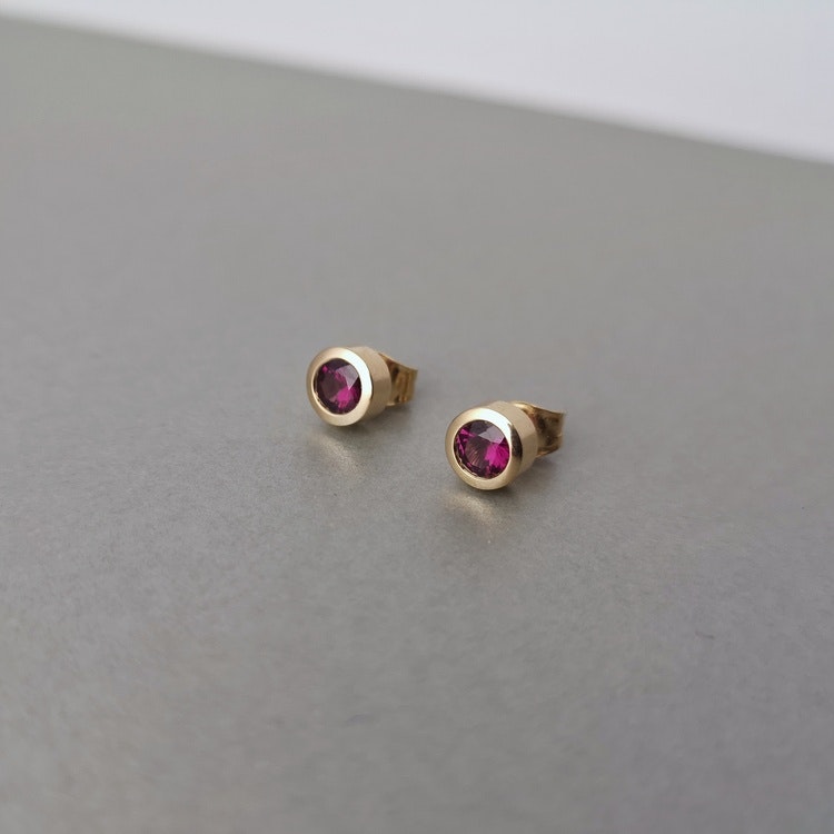 handmade solitare stud earrings 18k gold garnet handgjorda solitär örhängen granat guld