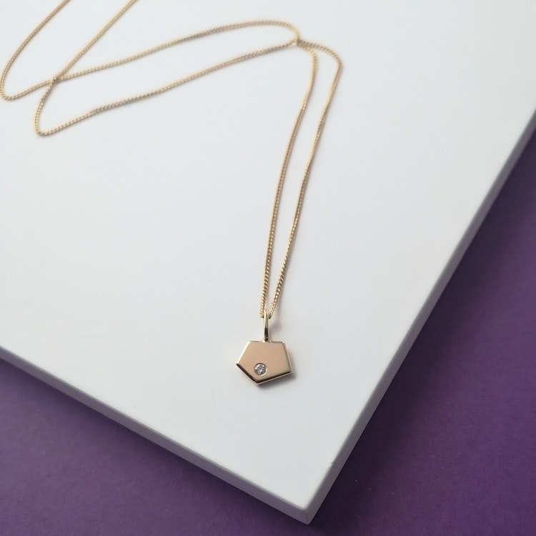 Handmade geometric petite pedant 18k gold diamond handgjorda hängsmycke guld diamant