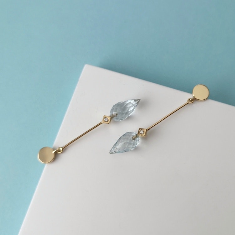 handmade dangly 18k gold earrings aquamarine diamonds handgjorda dinglande örhängen akvamarin diamanter guld