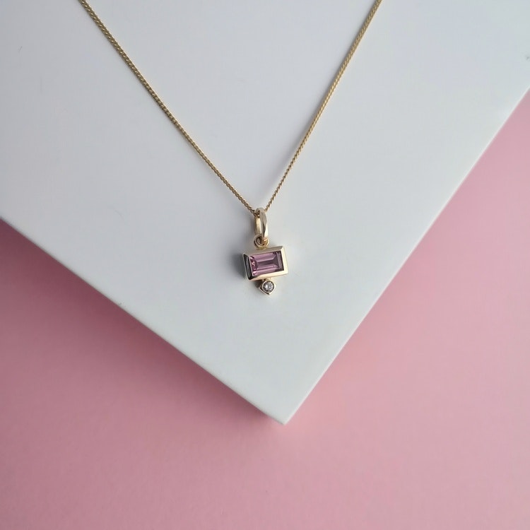 Handmade pendant 18k gold pink sapphire diamond handgjorda hängsmycke guld rosa safir diamant