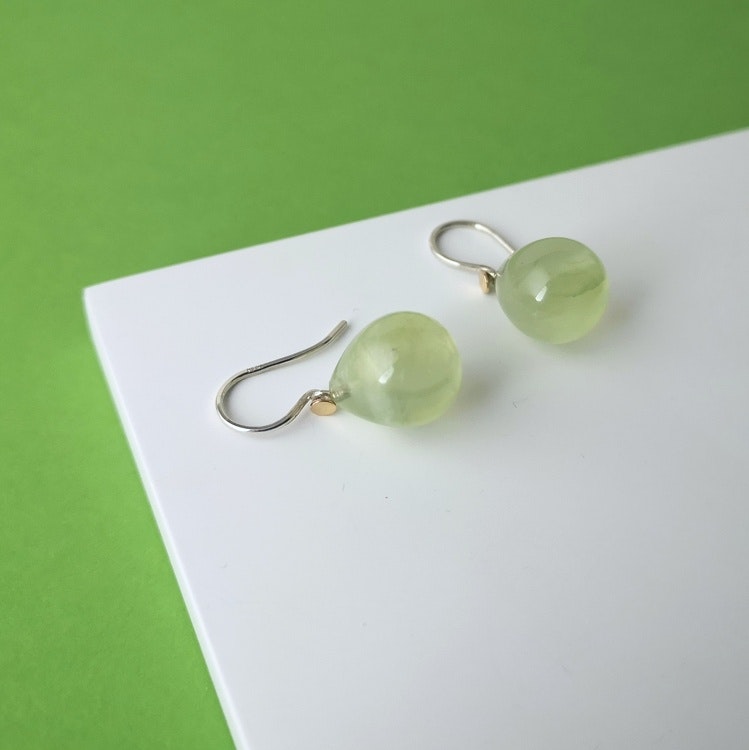 handmade dangly earrings silver 18k gold prehnite handgjorda dinglande örhängen guld prehnit