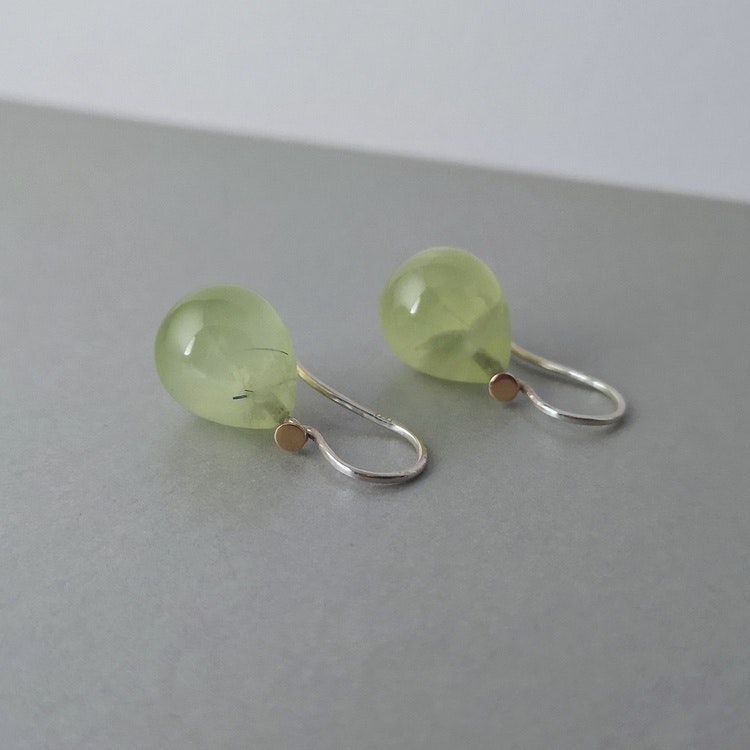 handmade dangly earrings silver 18k gold prehnite handgjorda dinglande örhängen guld prehnit