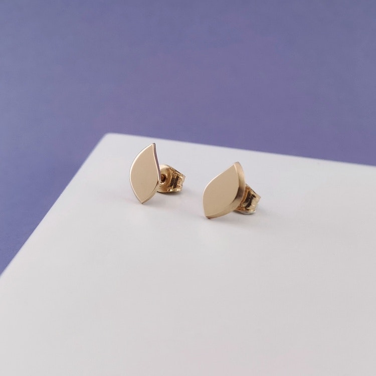 handmade petal stud earrings 18k gold handgjorda blad örhängen guld studs