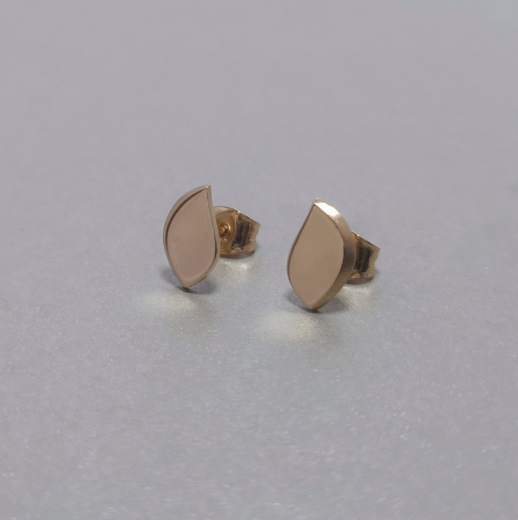 handmade petal stud earrings 18k gold handgjorda blad örhängen guld studs