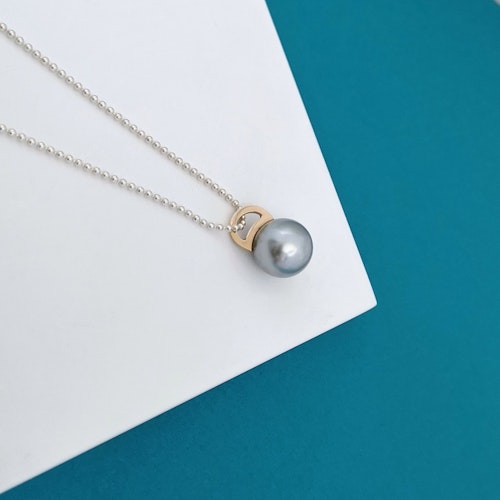 Orbita Pendant in 18k Gold with South Sea Pearl