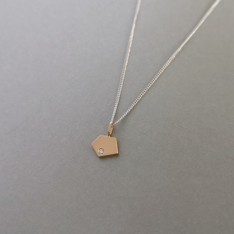 Handmade geometric petite pedant 18k gold diamond handgjorda hängsmycke guld diamant