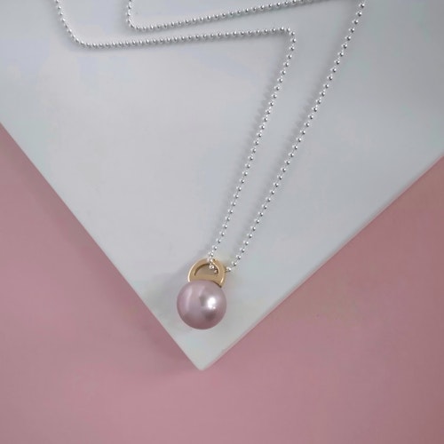 Orbita Pendant in 18k Gold and Pink Freshwater Pearl