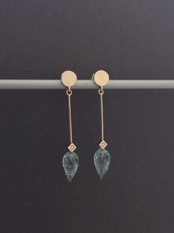 handmade dangly 18k gold earrings aquamarine diamonds handgjorda dinglande örhängen akvamarin diamanter guld