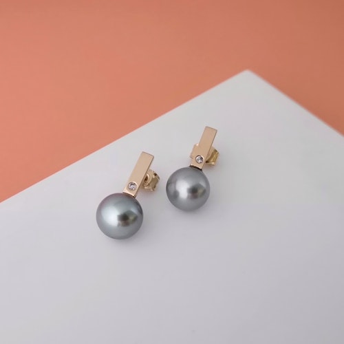 Novus Earrings with Tahitian pearls and Gray Diamonds