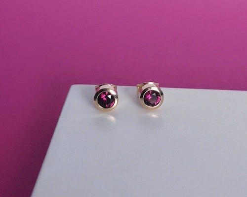 Adamas Earrings 18k Gold with Garnet