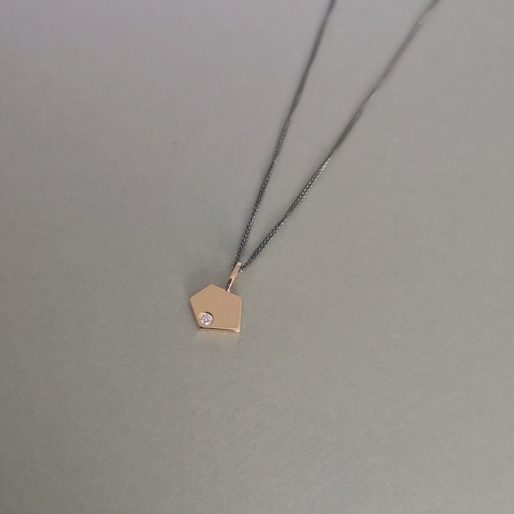 Handmade geometric petite pedant 18k gold diamond handgjorda hängsmycke guld diamant
