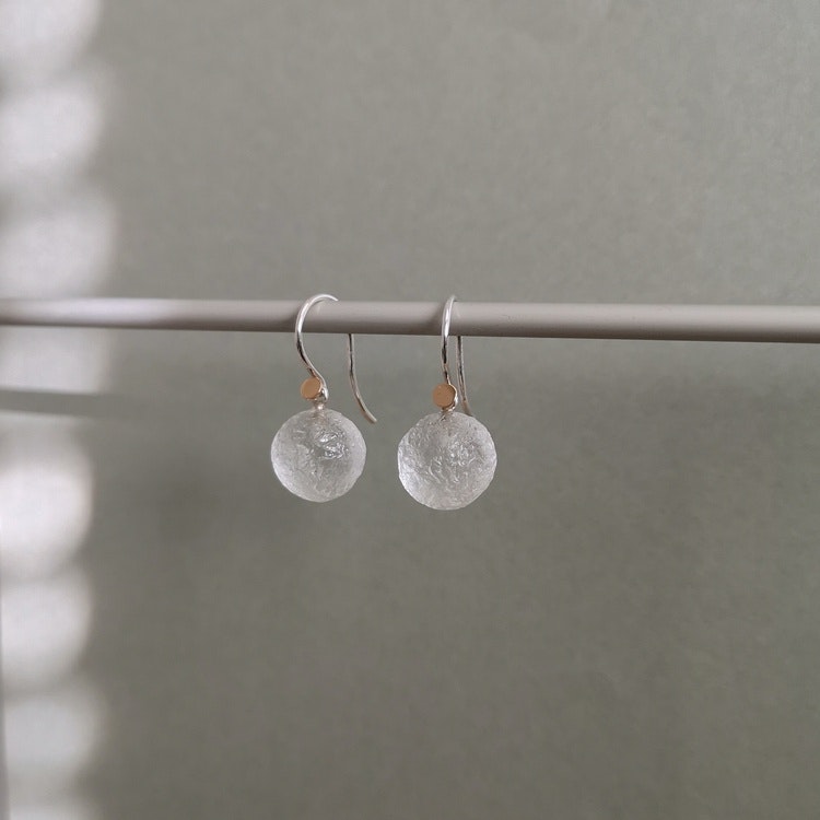 handmade dangly earrings silver 18k gold quartz handgjorda dinglande örhängen silver guld kvarts
