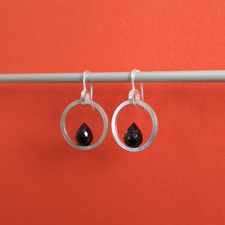 handmade dangly earrings silver black spinel handgjorda dinglande örhängen svart