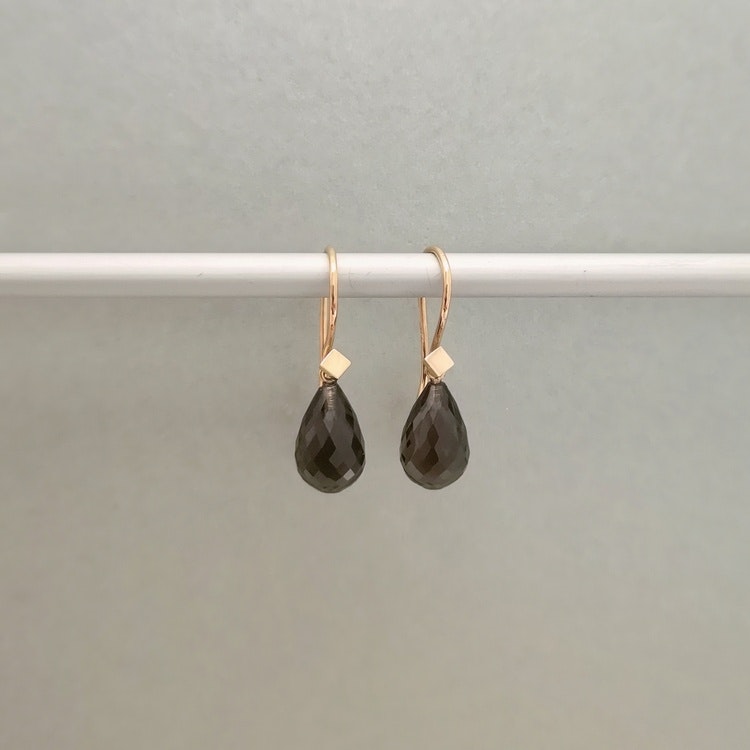 handmade dangly earrings 18k smoky quartz handgjorda dinglande örhängen guld rökkvarts bröllopssmycke bröllopsörhängen